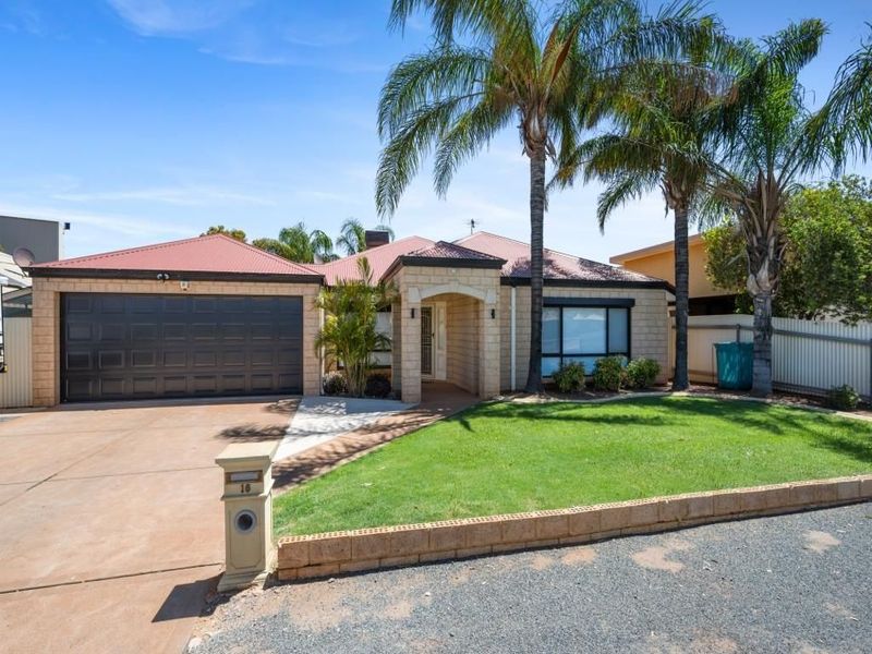 SPECIAL HOME WITH MAN CAVE For Sale Murphy Boyden Real Estate